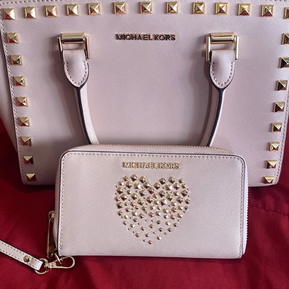 Blush color Michael Kors wallet used but in good condition matching purse closet